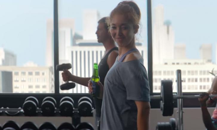 Meisje drinkt Heineken 0.0 in de gym